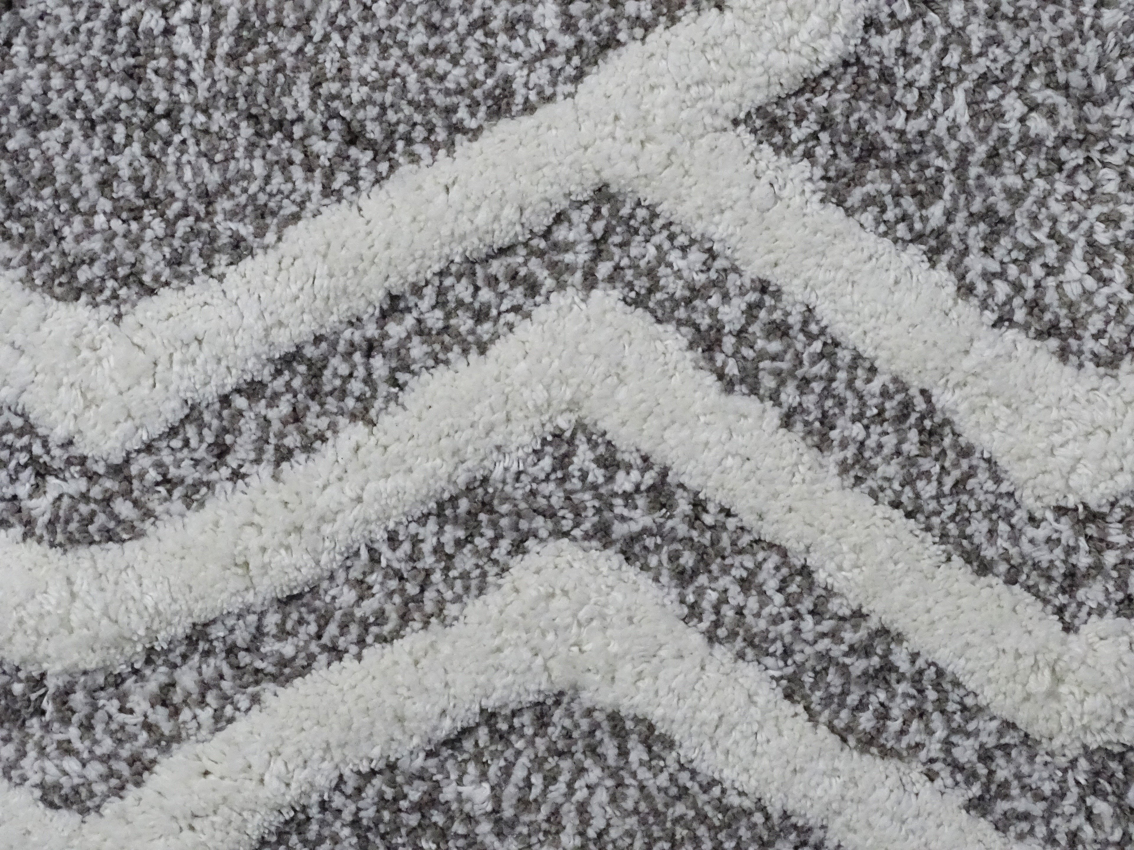 Geometric Arrows Bath Rug in Grey & Ivory