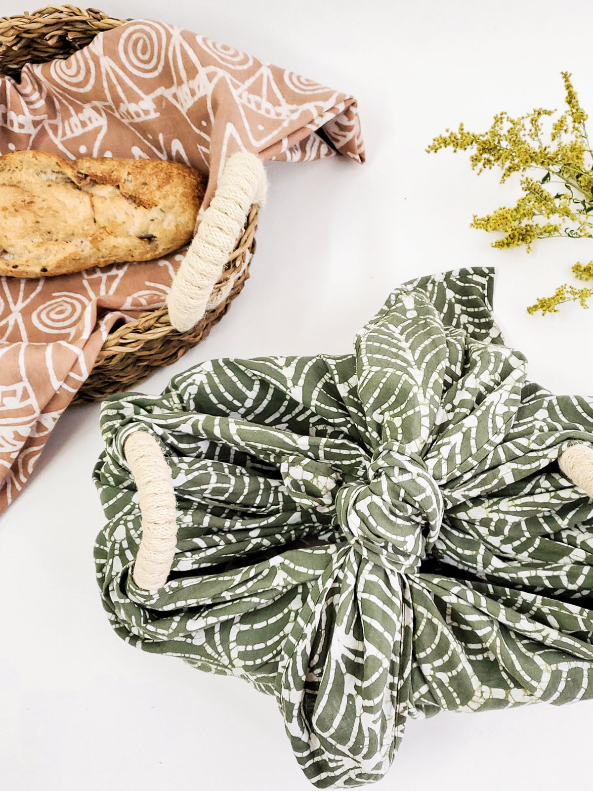 Bread Warmer &amp; Basket Gift Set with Tea Towel - Flower