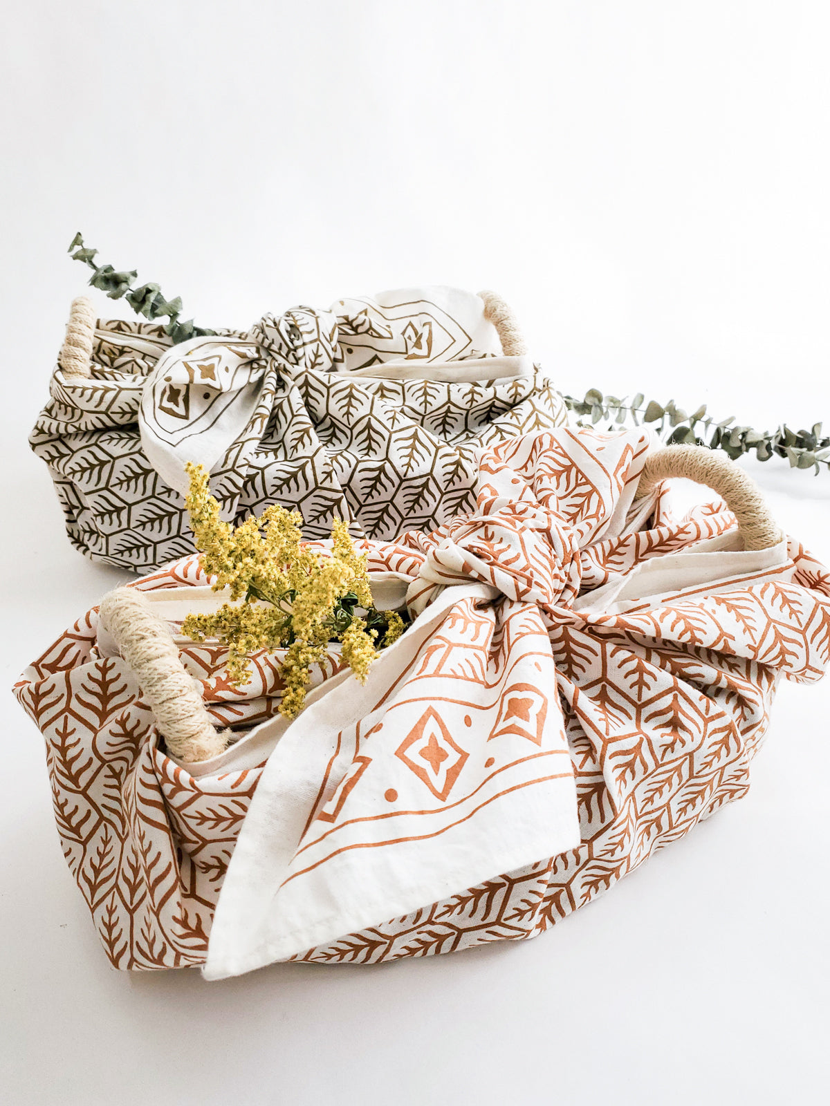 Bread Warmer &amp; Basket Gift Set with Tea Towel - Flower