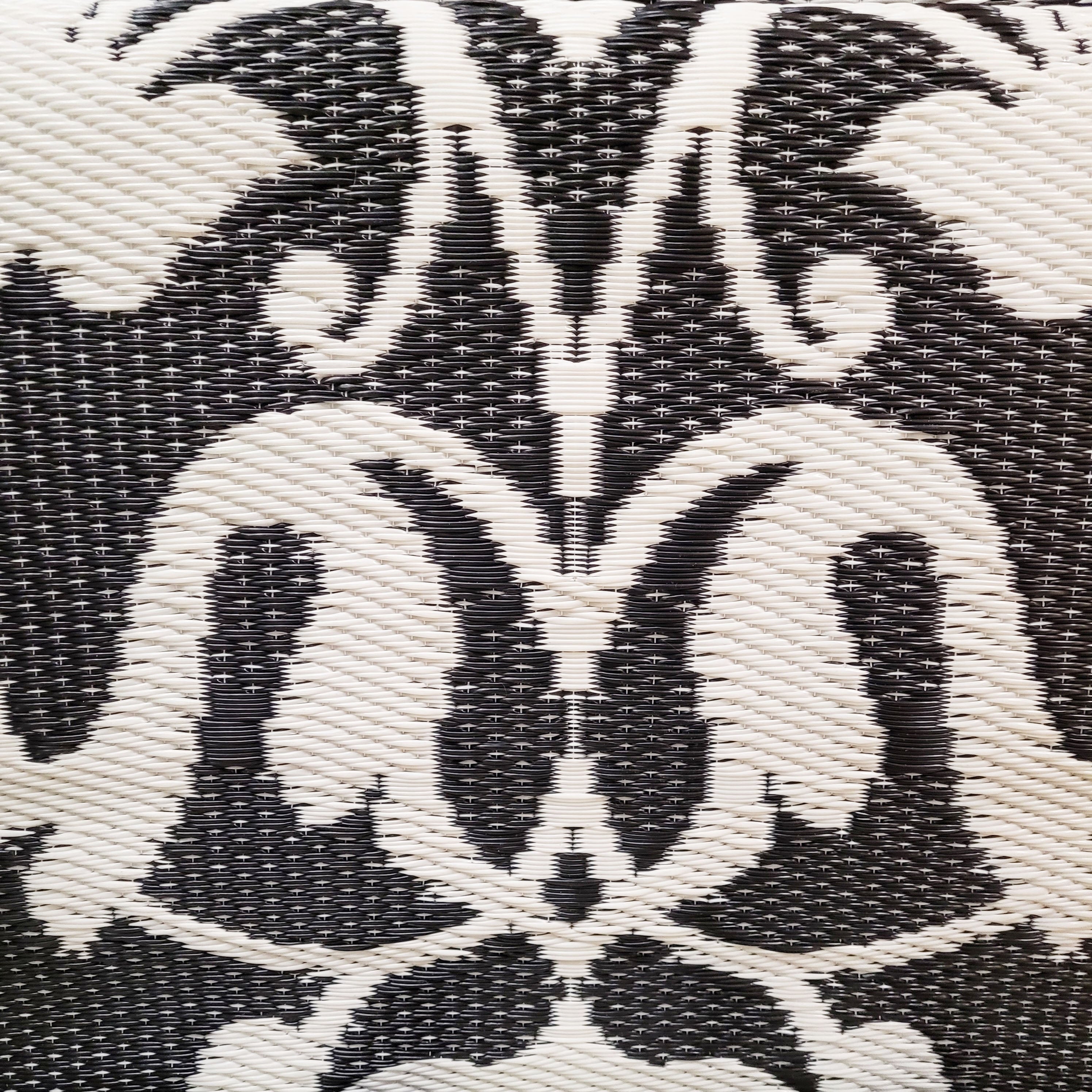 New Wrought Iron Black &amp; White Reversible Outdoor Mat