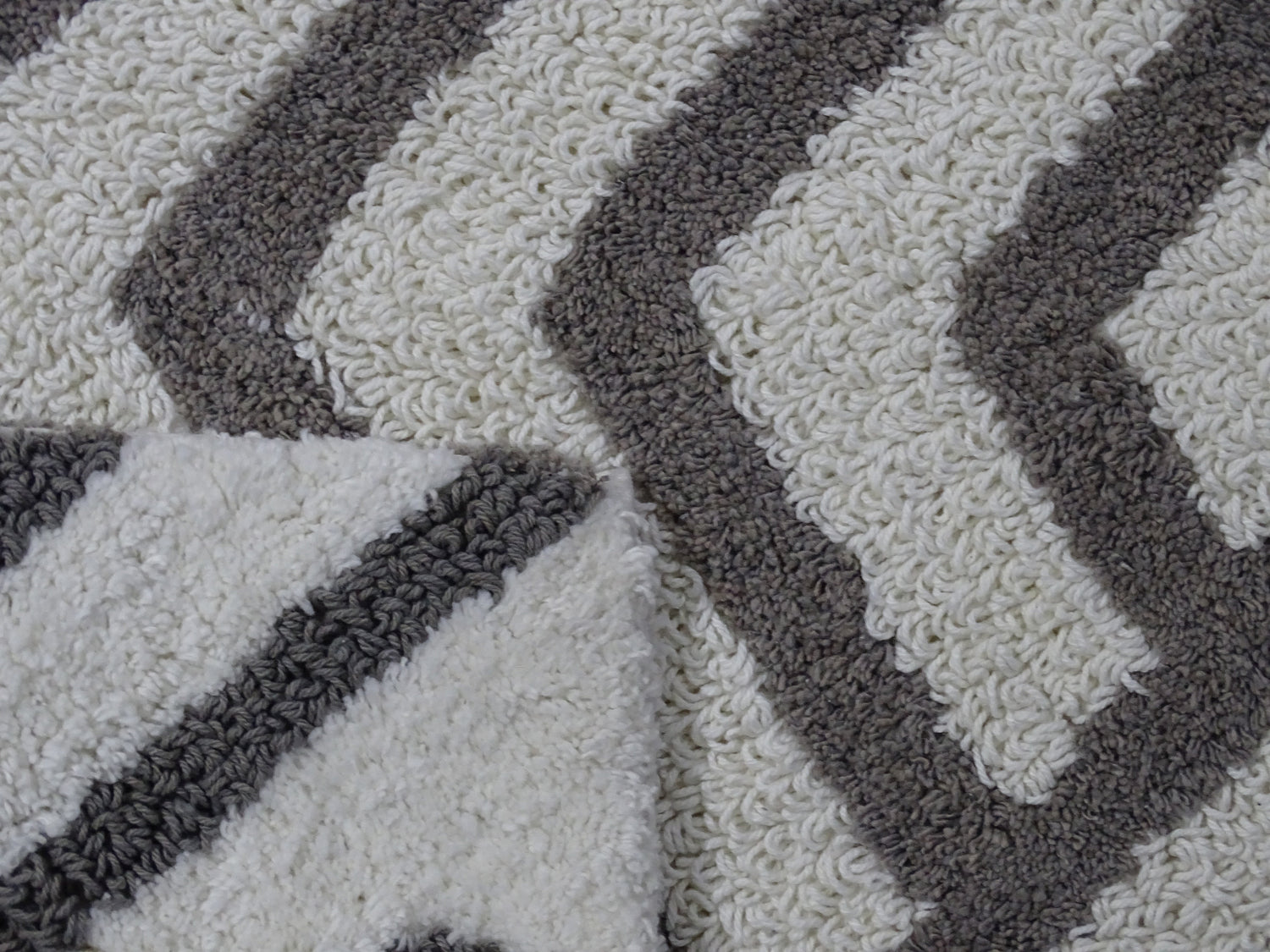 Geometric Bath Rug - Grey/Ivory
