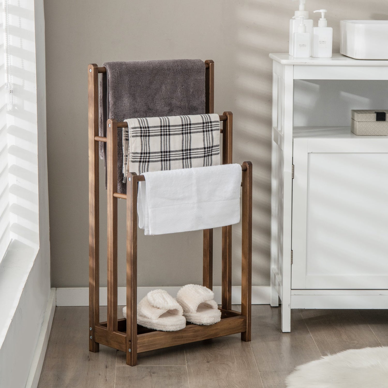 Freestanding Towel Rack in Rustic Brown