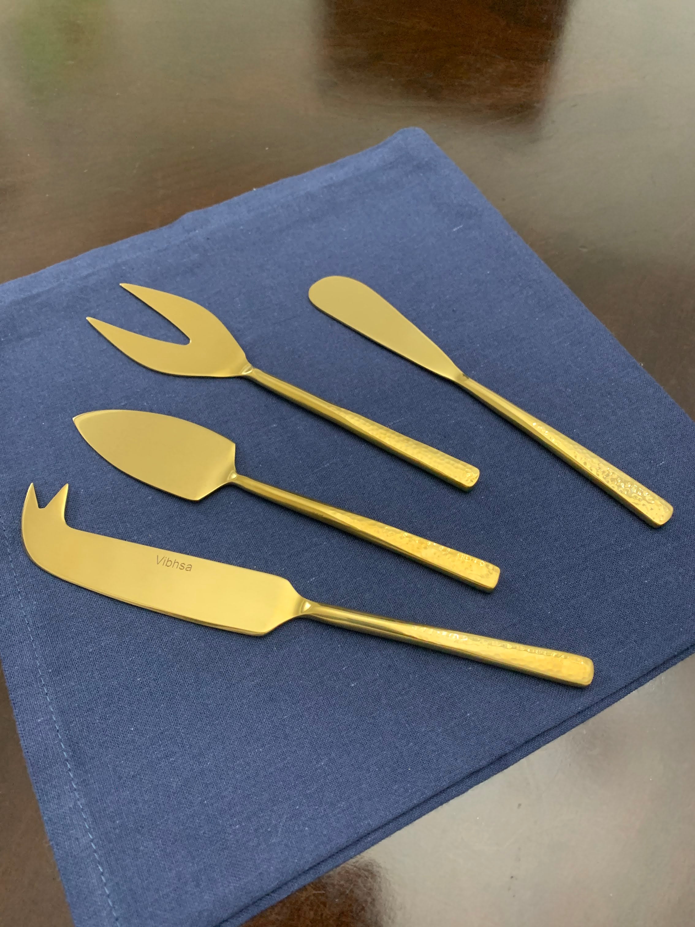 Set of 4 Stainless Steel Hammered Cheese Knives in Gold