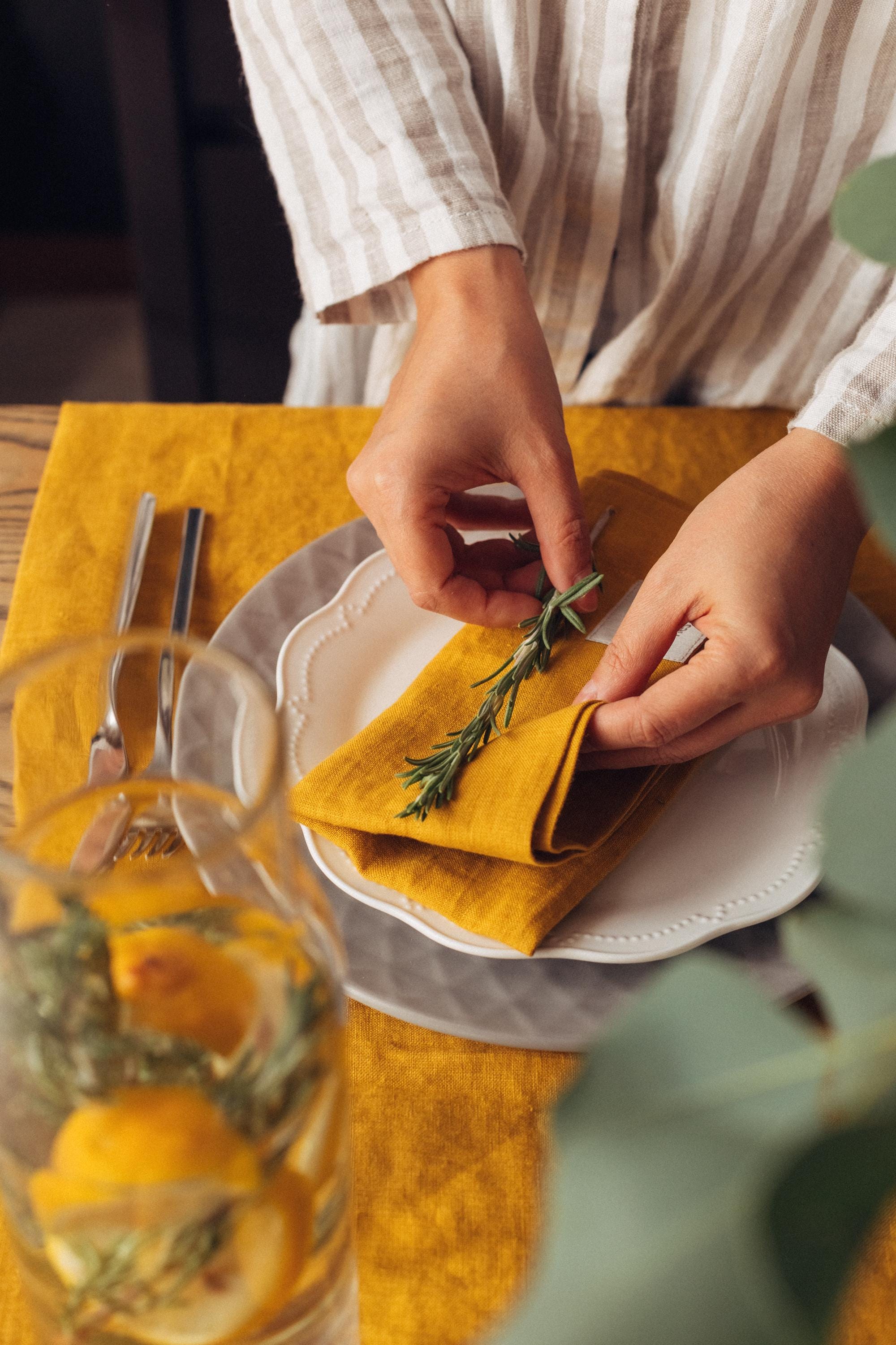 Linen Bundle: Runner &amp; 6 Napkins (Honey)